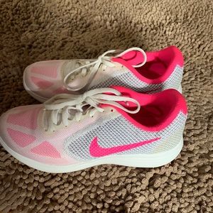 Women’s size 7 Nike Tennjs Shoe